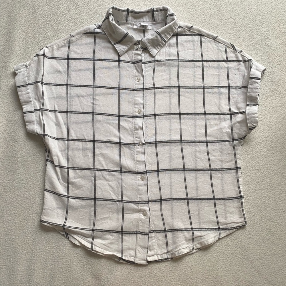 NWOT Japna Collared Grid Button Up Tee with Scoop Bottom Size M